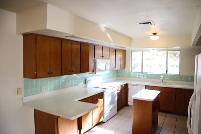 Building Photo - Livable, Lovable, & Avaiable!