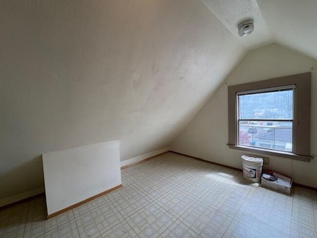 Building Photo - Arcata 3-Bedroom Victorian Apartment