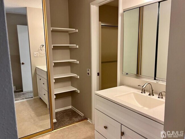 Building Photo - 117 Ironwood Plaza