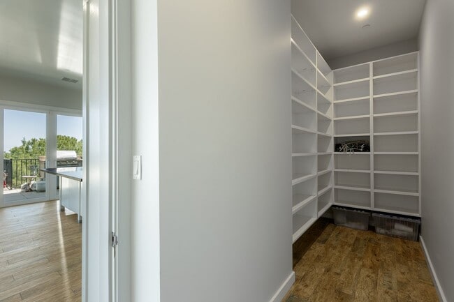 Building Photo - 4 Br 5 Ba with STUNNING VIEWS and Jacuzzi
