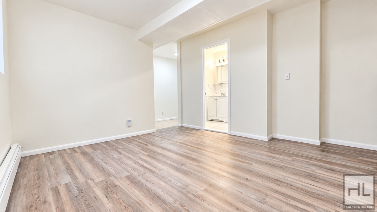 Building Photo - Spacious 2BR with Oversized Living Room in Astoria