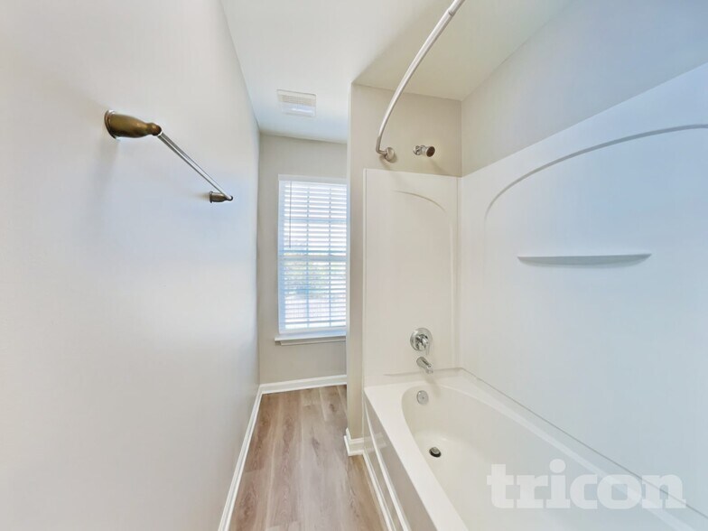 Building Photo - 986 Peachtree Meadows Cir