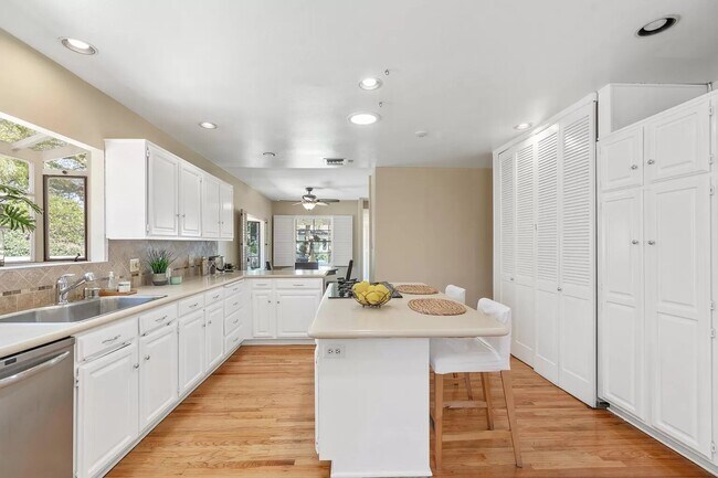 Large Cook's Kitchen - 14024 Peach Grove St