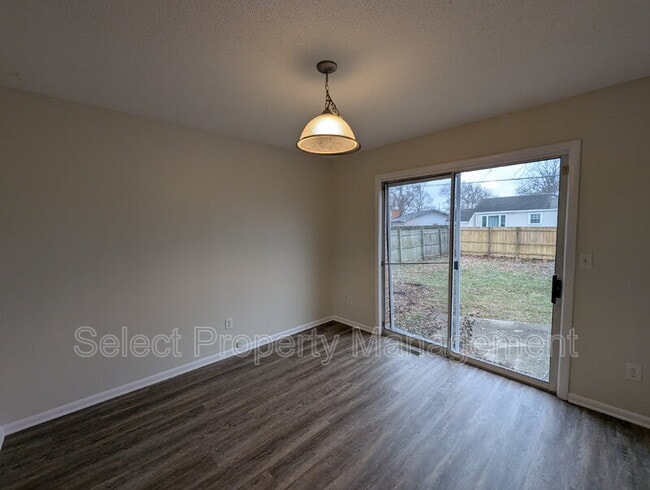 Building Photo - 924 E Washington Center Rd