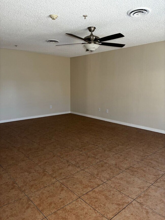 Building Photo - Spacious 4-Bedroom + 2 Bonus Rooms | Near ...