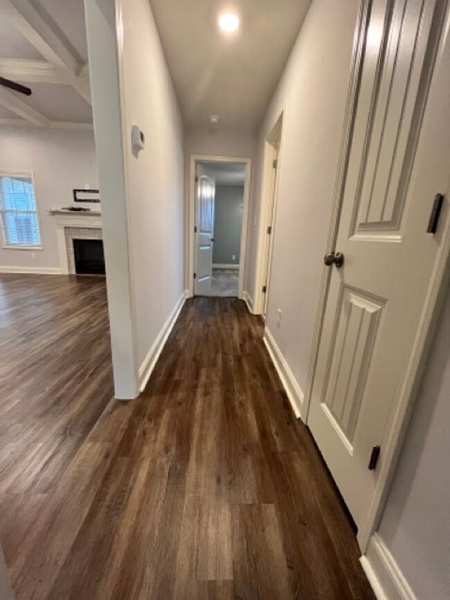 Building Photo - Charming modern 3 bedroom/ 2 bath with office