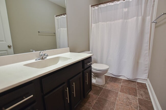Building Photo - Pet Friendly Three Bedroom!