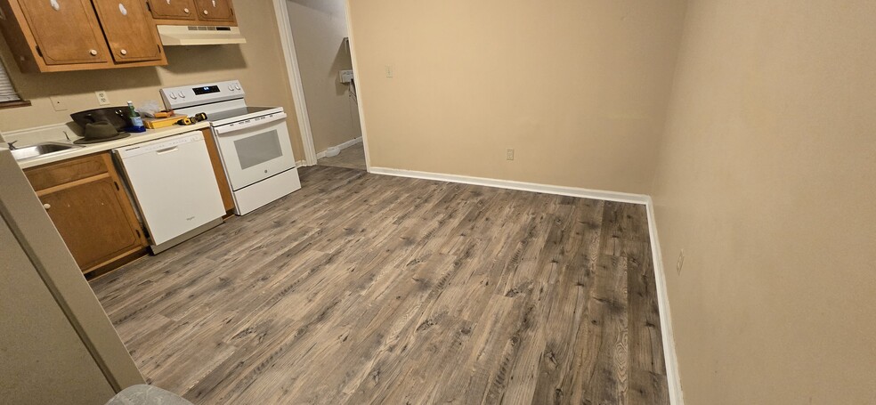 large eat-in kitchen - 103 N Roosevelt St