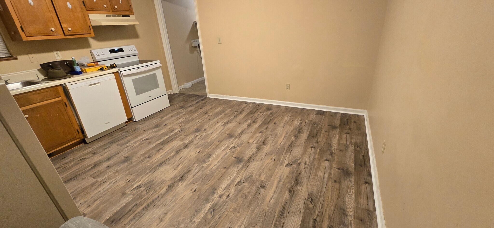 spacious eat-in kitchen {Picture shot before new microwave over stove installation} - 103 N Roosevelt St