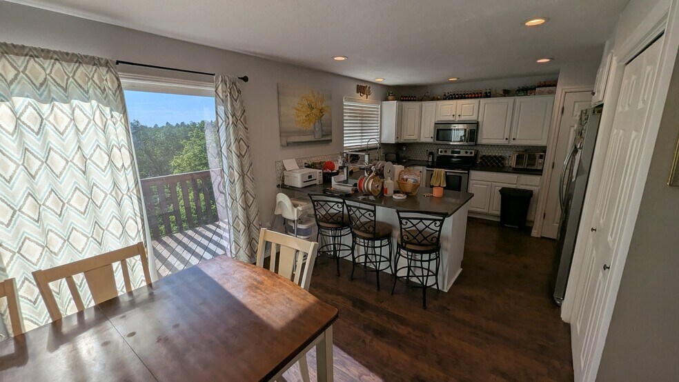 Building Photo - 921 Woodridge Dr