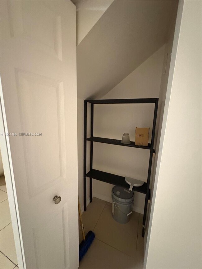 Building Photo - 5 Olive Dr