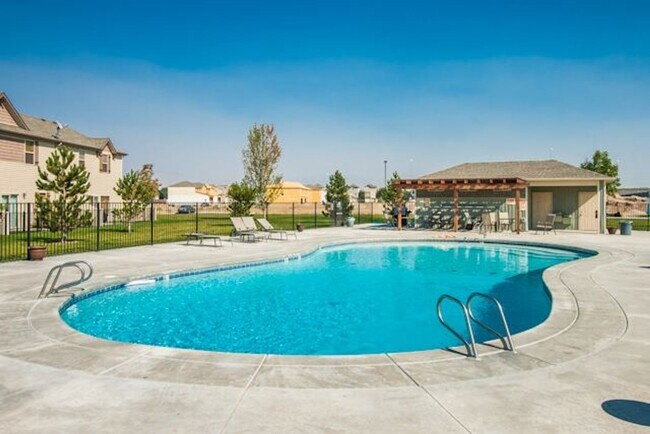 Building Photo - Immaculate Townhouse w/2 Car-Garage