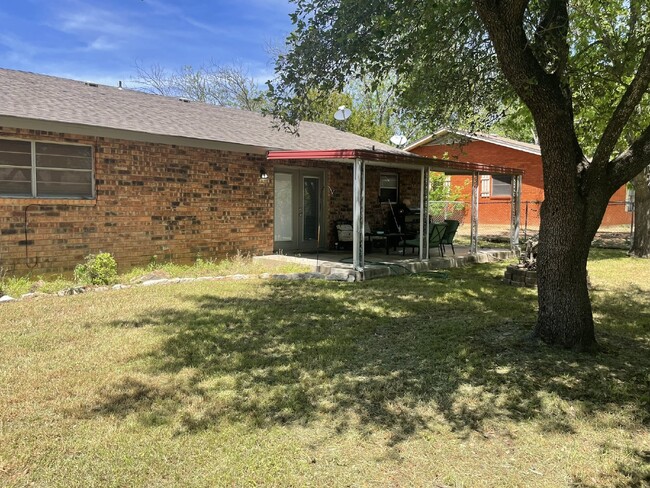 Building Photo - Lovely 3 bedroom 2 bath brick home in exce...