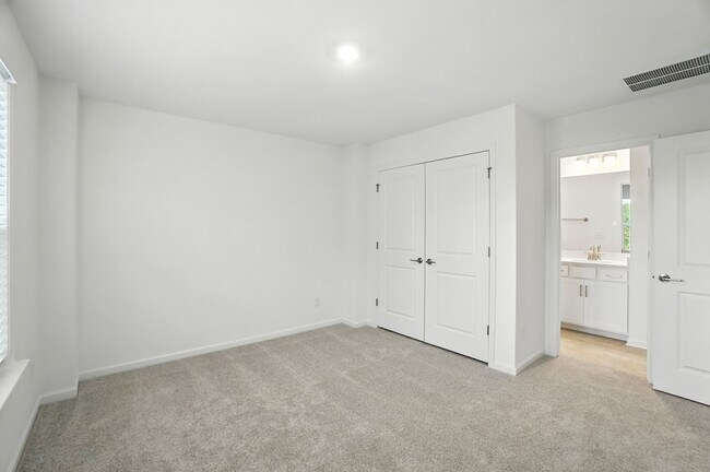 Building Photo - Brand-new three-story townhome in the Univ...