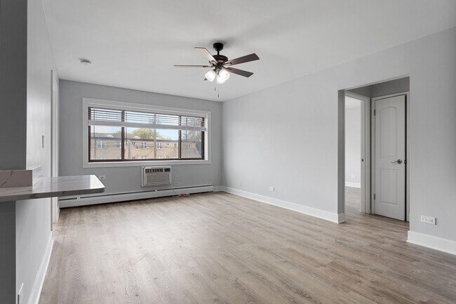 Building Photo - 6826 N Ridge Blvd