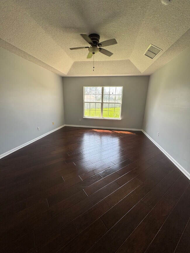 Building Photo - 4 bedroom 2 bath home with large fenced in...