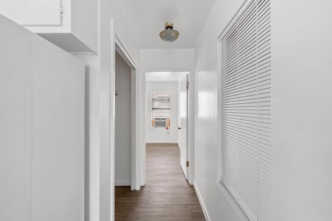 Building Photo - Updated 1-Bed Apartment with Private Entry and Huge Storage Room