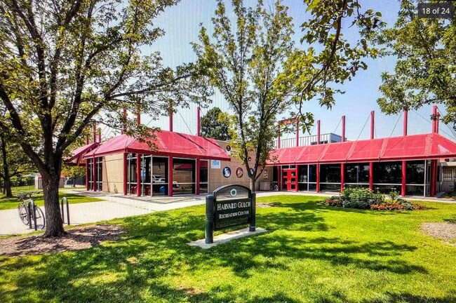 Building Photo - 2585 S Logan St