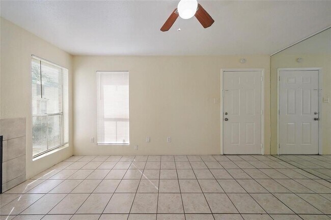Building Photo - 3900 Woodchase Dr
