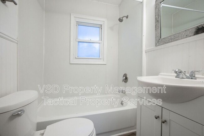 Building Photo - 8204 Vineyard Ave