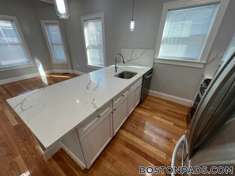 Building Photo - 29 Alpine St