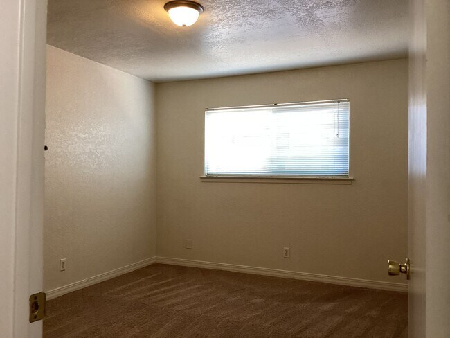 Building Photo - 4424-4426 E Dakota Ave