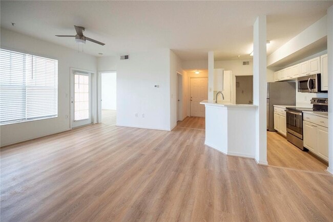 Building Photo - 5554 Metrowest Blvd