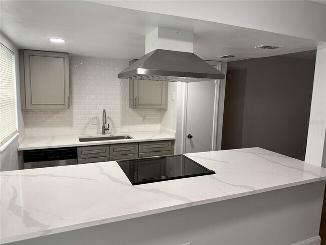 Building Photo - 726 Edgewater Dr