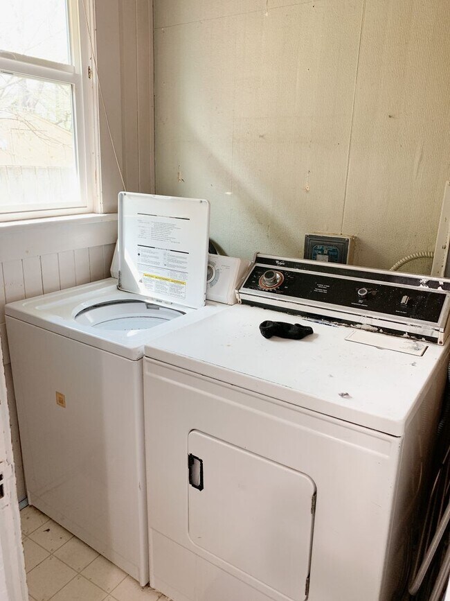 Building Photo - PRELEASE: 7 bdrm/2 bath in the York Neighborhood!