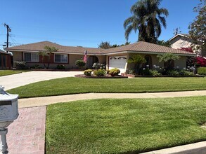 Building Photo - Spacious Single Family Home with Yard