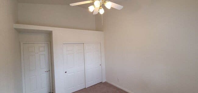 Building Photo - Beautiful Condo in Gated Community with Pool & Spa!