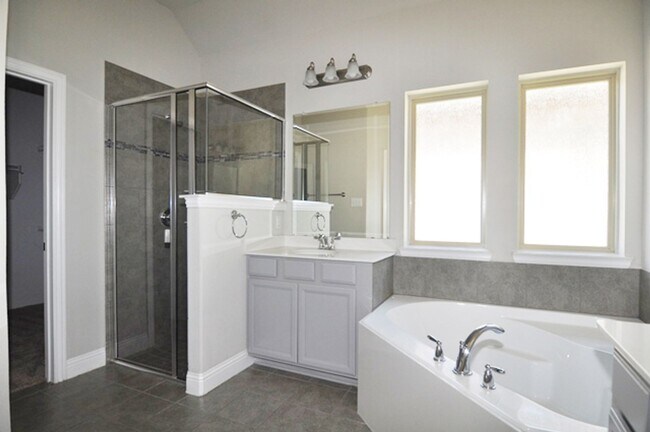 Building Photo - Wonderful 3-2-2 with Study in Northlake, N...