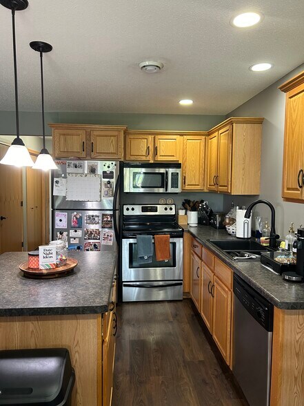 Building Photo - 506 Pointe Ct SW