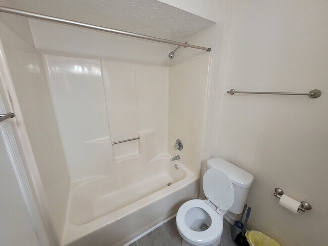 Building Photo - Beautiful 3-bedroom/2 bathrooms