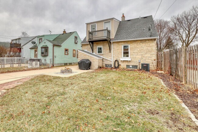 Building Photo - 122 S 77th St