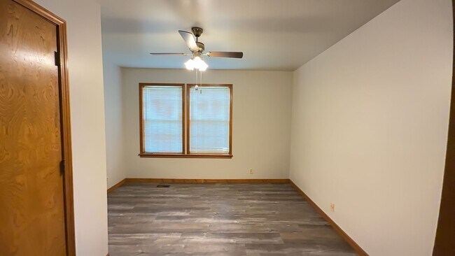 Building Photo - Welcome to this charming 3 bedroom, 1 bath...