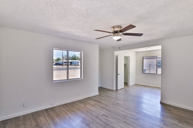 Building Photo - 1417 E Southern Ave