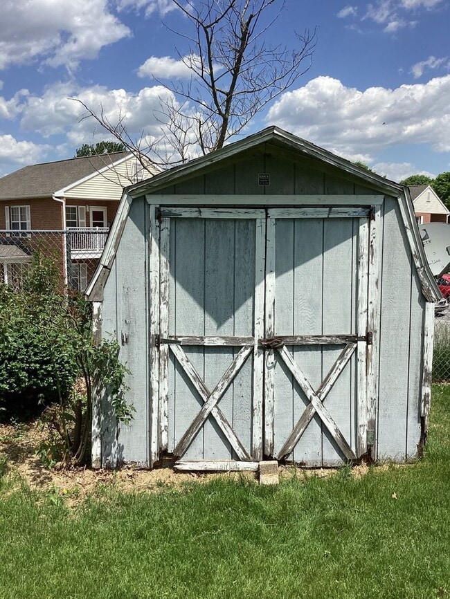 Building Photo - Charming and Well-Maintained 3-Bedroom Dup...