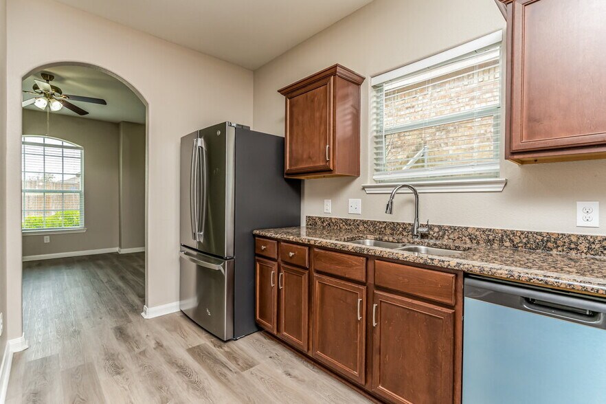 Building Photo - 1613 Mesquite Ln