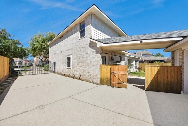 Building Photo - 12815 Dadebrook Ct