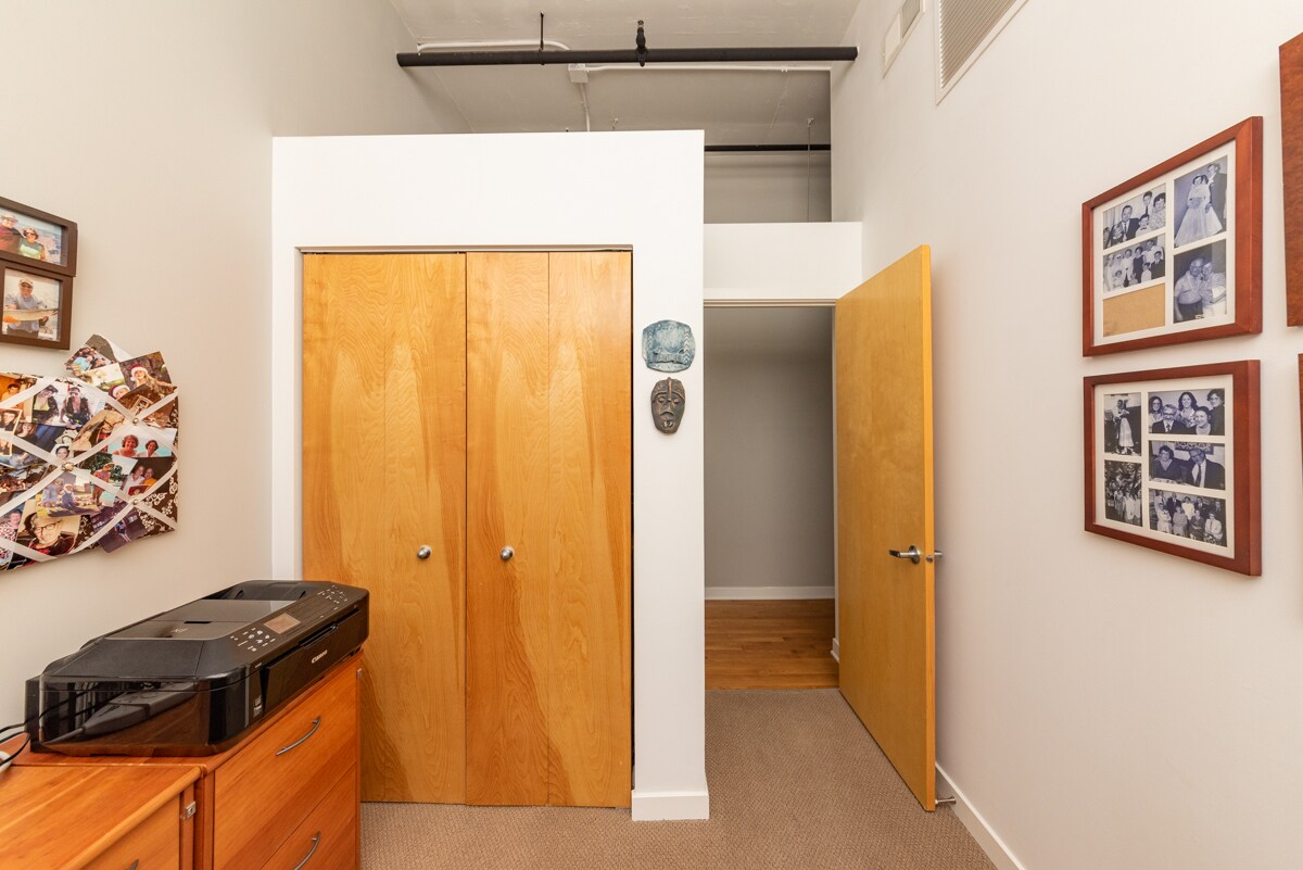 Building Photo - 1224 W Van Buren St