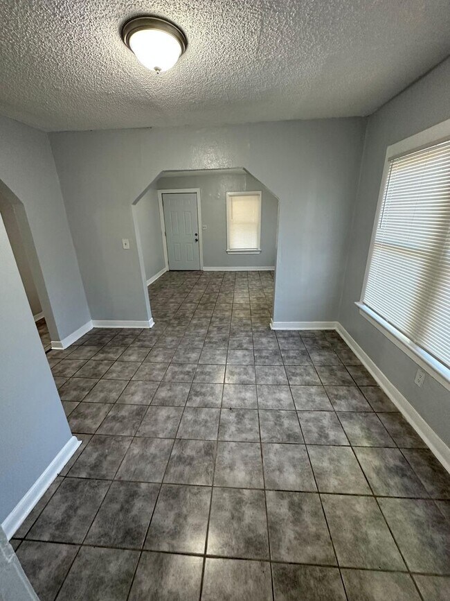 Building Photo - Fully Renovated 2/1 Single Family House Available for Immediate Rent!