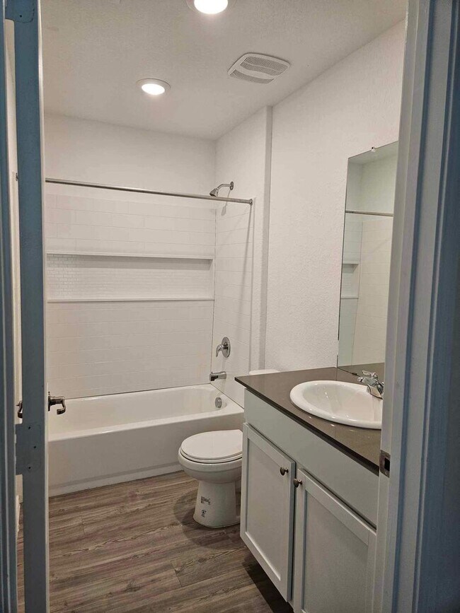 Building Photo - Welcome to Your Home in the Desirable Vida Subdivision!