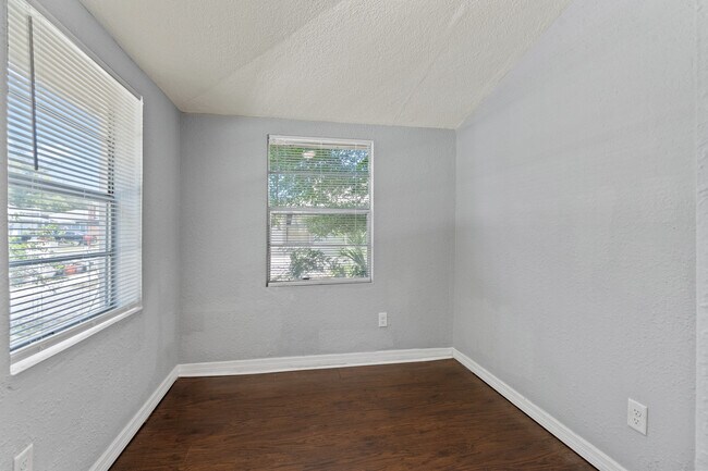 Building Photo - 901 Vine Ave