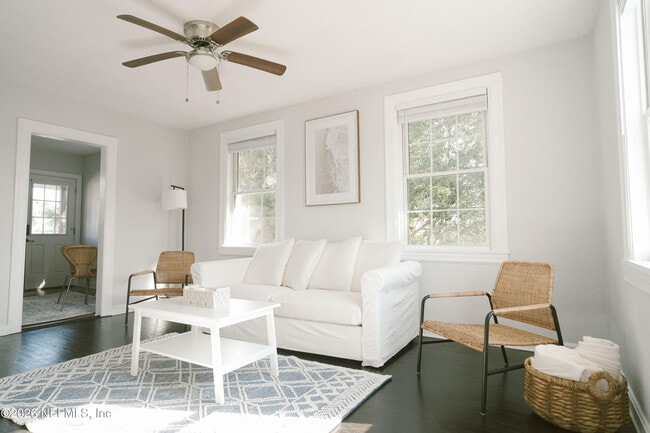 Building Photo - 212 Oak St