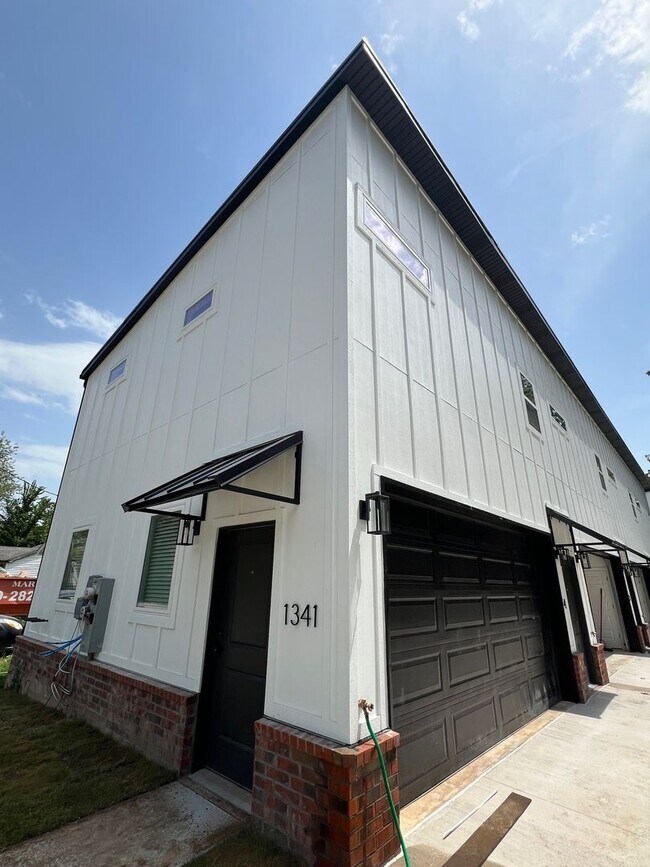 Building Photo - Nice modern 1 bed 1 bath apartment near Campus