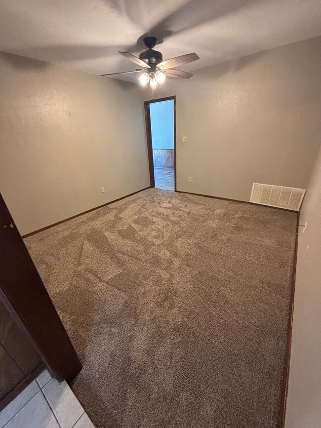 Building Photo - Spacious 3 bedroom, 2 bathroom home availa...