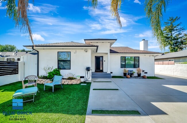 Building Photo - 5839 Vanalden Ave