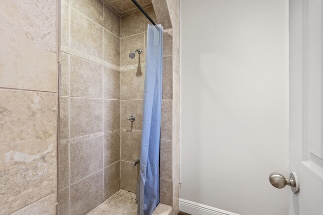Building Photo - 404 Cavendish Dr