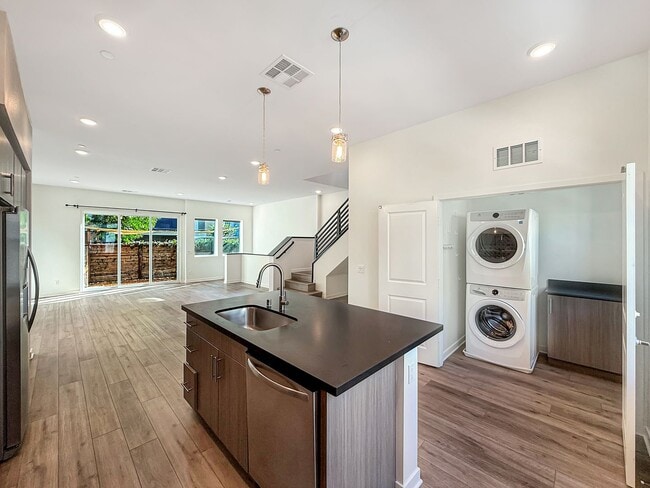 Building Photo - 3B/2.5BA Townhome in Mission Valley Now Av...